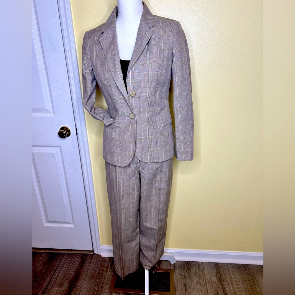 Plaid Women’s Blazer & Pants Suit Set - Classic Beige Checkered Design.